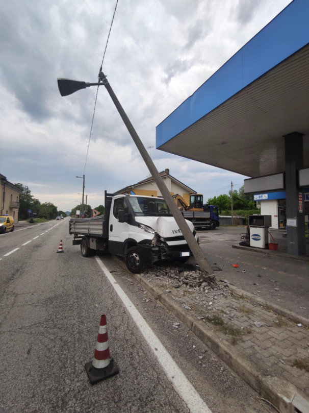 Palo della luce tranciato in seguito allo scontro tra autocarro e autovettura